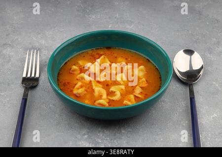 Köstliche Hausgemachte Yuksuk Corbasi Türkische Ringsuppe Mit Kleinen Manti-Knödeln Kichererbsen In Würziger Sauce Stockfoto