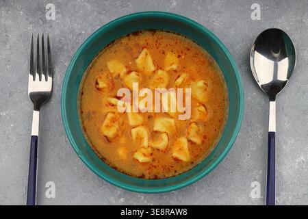 Köstliche Hausgemachte Yuksuk Corbasi Türkische Ringsuppe Mit Kleinen Manti-Knödeln Kichererbsen In Würziger Sauce Stockfoto