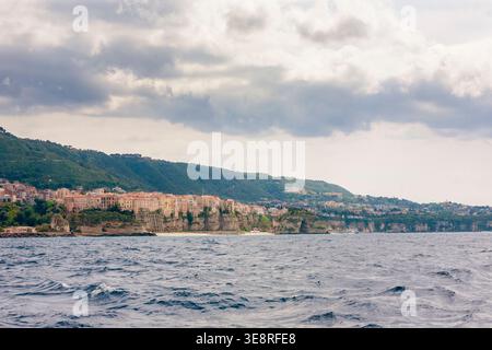 Der Ferienort Tropea vom Meer: Vibo Valentia, Kalabrien, Italien Stockfoto