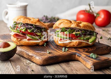 Frisch zubereitete Croissant-Sandwiches gefüllt mit gesunden Zutaten. Stockfoto
