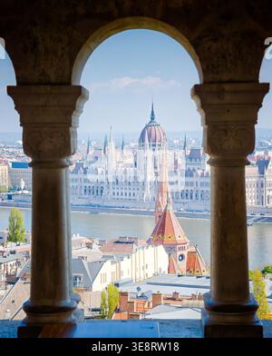 Budapester Parlament durch den Fishermans Bastion Bogen, ikonisches ungarisches Wahrzeichen, atemberaubende Aussicht, historische Architektur und Reiseziel Szene Stockfoto