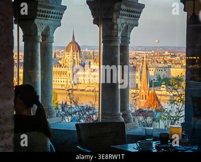 Budapester Parlament durch den Fishermans Bastion Bogen, ikonisches ungarisches Wahrzeichen, atemberaubende Aussicht, historische Architektur und Reiseziel Szene Stockfoto