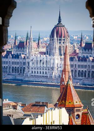 Budapester Parlament durch den Fishermans Bastion Bogen, ikonisches ungarisches Wahrzeichen, atemberaubende Aussicht, historische Architektur und Reiseziel Szene Stockfoto