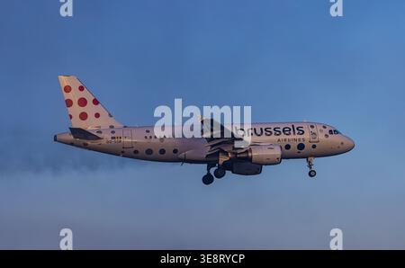 Zürich, Schweiz, 20. Januar 2026: Ein Airbus A319-112 von Brussels Airlines nähert sich der Start- und Landebahn des Flughafens an. Registrierung OO-SSR (Foto: Andr Stockfoto