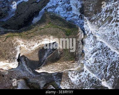 Blick von oben auf die White Chalk Cliffs und die stürzenden Wellen in Selwicks Bay, Flamborough Head Stockfoto