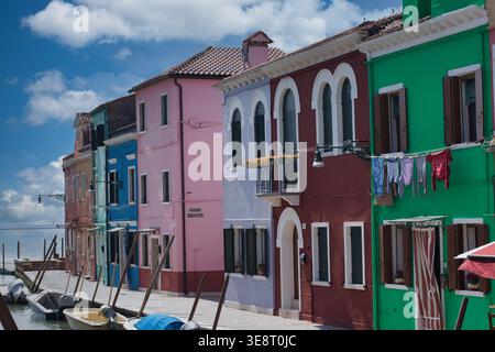 Malerischer Panoramablick auf Burano mit farbenfrohen Häusern am Kanal, ikonischer venezianischer Inselatmosphäre. Stockfoto