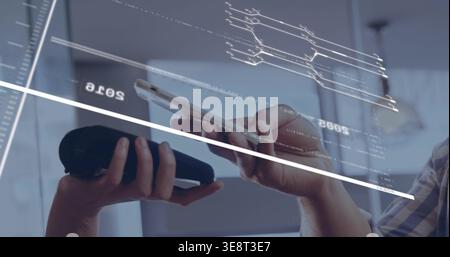 Klopfen und Scannen von karierten Erwachsenen-Händen im Zimmer mit Smartphone, schwarzen HUD-Overlays für Lesegeräte Stockfoto