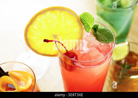 Verschiedene leckere erfrischende Cocktails in Gläsern auf dem Tisch, Nahaufnahme Stockfoto