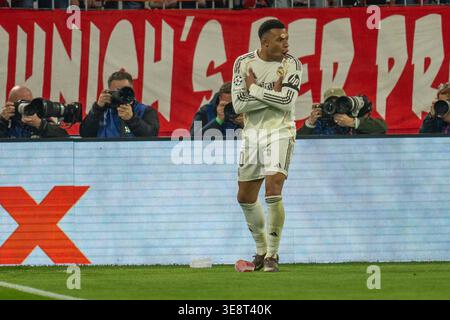 MÜNCHEN, DEUTSCHLAND - 15. APRIL 2026: Kylian Mbappé von Real Madrid feiert ein Tor im zweiten Legspiel der UEFA Champions League zwischen dem FC Bayern München und Real Madrid CF am 15. April 2026 in München. Stockfoto
