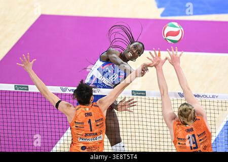 Paola Egonu von Numia Vero Volley Milano im Einsatz während der italienischen Frauenmeisterschaft der Volleyball Serie A, Playoff-Endspiel zwischen Numia Vero Volley Milano und Prosecco Doc Imoco Conegliano, am 15. Avril 2026, bei ALLIANZ CLOUD, Mailand, Italien Kredit: Tiziano Ballabio Stockfoto