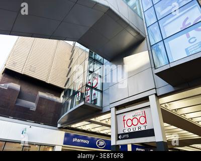 Manchester, Großbritannien - 28. Februar 2026: Foto des Arndale Food Court Eingangs und der umliegenden Einzelhandelsfassaden im Einkaufszentrum Manchester, UK. Stockfoto