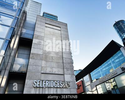 Manchester, Großbritannien - 28. Februar 2026: Moderne Fassaden von Selfridges und Harvey Nichols in Manchester, Großbritannien, mit zeitgenössischer Einzelhandelsarchitektur und urb Stockfoto