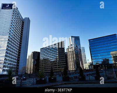 Manchester, Großbritannien - 28. Februar 2026: Moderne Business-Skyline mit Glasbürotürmen und Hochhäusern in Manchester UK. Stockfoto