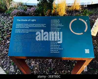 Manchester, Großbritannien - 28. Februar 2026: Gravur einer Gedenktafel an der Lichtglade in Manchester, Großbritannien, die Opfer ehrt und Reflexion bietet. Stockfoto