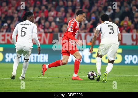 Jamal Musiala (FC Bayern München, #10) mit Eder Militao (Real Madrid CF, #03), Duell, mit Eduardo Camavinga (Real Madrid CF, #06), GER, FC Bayern München vs. Real Madrid CF, Fußball, UEFA Champions League, Viertelfinale, zweites Leg, Saison 2025/2026 Stockfoto