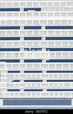 Luftaufnahme des geometrischen Musters von Solarpaneelen und Oberlichtern auf einem Industriebaudach in Leccio, Toscana, Italien. Stockfoto