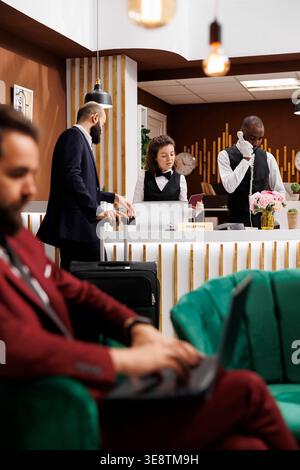 Geschäftsreisenden, Geschäftsmann, der an der Hotelrezeption eincheckt, mit Reisepass zur Bestätigung der Zimmerreservierung. Gäste, die Ausweise an das Personal an der Rezeption ausgeben, Ausweisdienste. Stockfoto