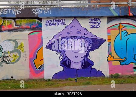 Violettes Graffiti-Schriftbild mit Text auf einer Wand bei Marine Parade, Leith, Edinburgh, Schottland, Großbritannien. Stockfoto