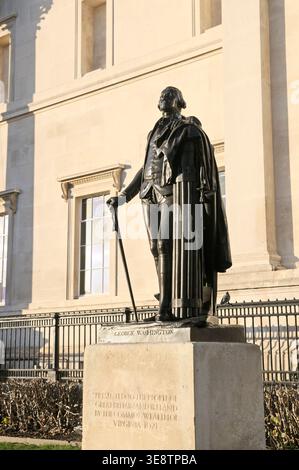 Restaurierte Bronzestatue des US-Präsidenten George Washington auf dem East Rasen der National Gallery, Trafalgar Square, London, Großbritannien. Statuen Stockfoto