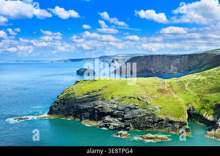 Tintagel Castle, Cornwall, Großbritannien. Blick vom Tintagel Head in Richtung Barras Nose, Willapark und den Sisters Rocks entlang der zerklüfteten Küste von North Cornwall im Sommer Stockfoto