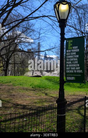 Diese Aufnahme ist ein wunderschönes, narratives Bild aus dem Central Park, insbesondere in der Nähe der Greywacke Knoll oder der East Side um die 70er/80er Jahre Stockfoto