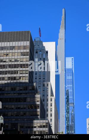 Großartige Aufnahme eines der neuesten architektonischen Wunder New Yorks: 111 West 57th Street (auch bekannt als Steinway Tower). Die superschlanke Feder Stockfoto