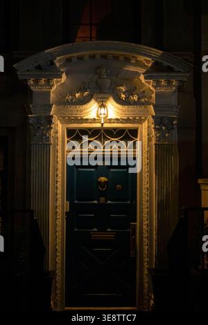 Eine unglaublich eindrucksvolle Aufnahme des historischen Eingangs an der 228 East 71st Street. Stockfoto