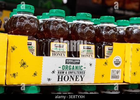 Kirkland Signature Organic Raw Honey Jar Im Regal Im Costco Warehouse Store Stockfoto