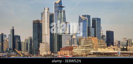 Hoboken, New Jersey, USA – 26. März 2026: Skyline von Manhattan über dem Hudson River vom Ufer von Hoboken aus gesehen. Stockfoto
