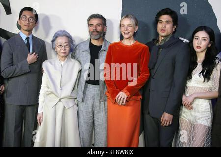 New York, NY, USA. April 2026. Lee Sung Jin, Youn Yuh-jung, Oscar Isaac, Carey Mulligan, Charles Melton und Seoyeon Jang beim New York Screening of Beef am Regal Union Square am 15. April 2026 in New York City. Quelle: Rw/Media Punch/Alamy Live News Stockfoto