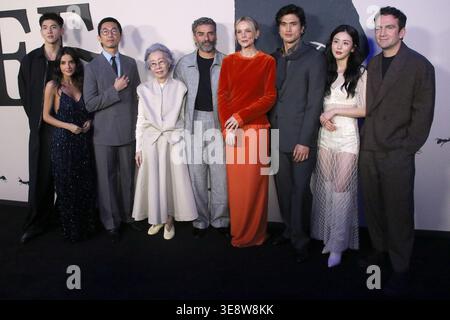 New York, NY, USA. April 2026. Matthew Kim, Mikaela Hoover, Lee Sung Jin, Youn Yuh-jung, Oscar Isaac, Carey Mulligan, Charles Melton, Seoyeon Jang und Jake Schreier beim New York Screening of Beef am Regal Union Square am 15. April 2026 in New York City. Quelle: Rw/Media Punch/Alamy Live News Stockfoto
