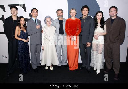 New York City, USA. April 2026. Matthew Kim, Mikaela Hoover, Lee Sung Jin, Youn Yuh-jung, Oscar Isaac, Carey Mulligan, Charles Melton, Seoyeon Jang und Jake Schreier, die an Netflix’s „Beef“ Staffel 2 in New York teilnahmen, hielten am 15. April 2026 den Regal Union Square in New York City ab © Steven Bergman/AFF-USA.COM Credit: AFF/Alamy Live News Stockfoto