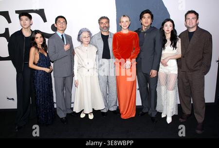 New York City, USA. April 2026. Matthew Kim, Mikaela Hoover, Lee Sung Jin, Youn Yuh-jung, Oscar Isaac, Carey Mulligan, Charles Melton, Seoyeon Jang und Jake Schreier, die an Netflix’s „Beef“ Staffel 2 in New York teilnahmen, hielten am 15. April 2026 den Regal Union Square in New York City ab © Steven Bergman/AFF-USA.COM Credit: AFF/Alamy Live News Stockfoto