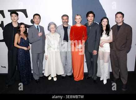 New York City, USA. April 2026. Matthew Kim, Mikaela Hoover, Lee Sung Jin, Youn Yuh-jung, Oscar Isaac, Carey Mulligan, Charles Melton, Seoyeon Jang und Jake Schreier, die an Netflix’s „Beef“ Staffel 2 in New York teilnahmen, hielten am 15. April 2026 den Regal Union Square in New York City ab © Steven Bergman/AFF-USA.COM Credit: AFF/Alamy Live News Stockfoto