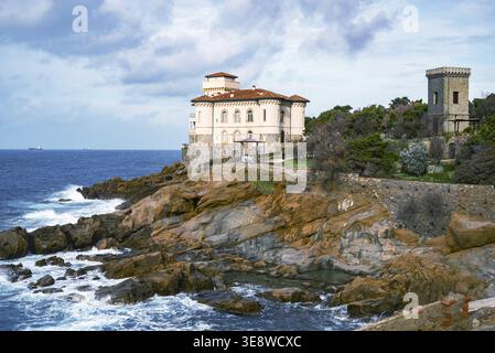 Schloss Boccale und Sandsteinfelsen von Romito während der Wintersaison in Livorno, Toskana, Italien Stockfoto