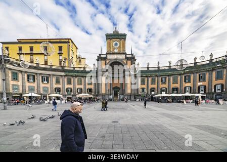 Menschen geniessen die Cafeteria auf der Piazza Dante Piazza Dante im historischen Zentrum von Neapel, Italien Stockfoto