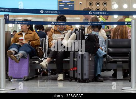 Passagiere, die am Flughafentor des Mexico City International Airport (AICM) Mexico City, Mexiko, sitzen Stockfoto