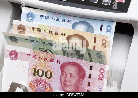 Chinesisches Geld - Yuan in einer Zählmaschine Stockfoto