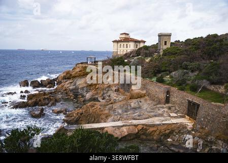 Schloss Boccale und Sandsteinfelsen von Romito während der Wintersaison in Livorno, Toskana, Italien Stockfoto