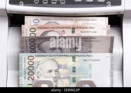 Armenisches Geld - Drag in der Zählmaschine Stockfoto