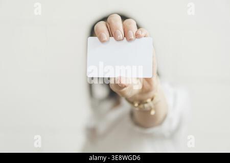 Leere Kreditkarte in einer Frauenhand. Das Konzept der Bankprodukte. Konzept von Black friday und Cyber monday. Verkaufsmodell Stockfoto