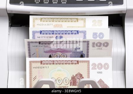 Altes armenisches Geld - DRAM in der Zählmaschine Stockfoto