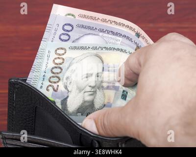 Armenischer Drücker in der schwarzen Brieftasche Stockfoto