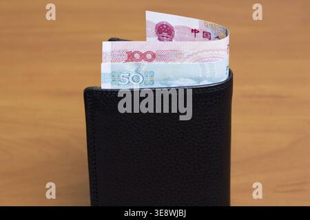 Chinesisches Geld - Yuan in der schwarzen Brieftasche Stockfoto