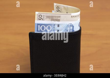 Macanese Money - Pataca in der schwarzen Brieftasche Stockfoto