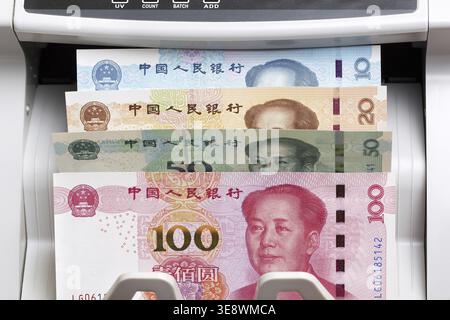 Chinesisches Geld - Yuan in einer Zählmaschine Stockfoto