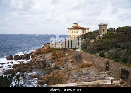 Schloss Boccale und Sandsteinfelsen von Romito während der Wintersaison in Livorno, Toskana, Italien Stockfoto