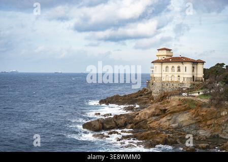Schloss Boccale und Sandsteinfelsen von Romito während der Wintersaison in Livorno, Toskana, Italien Stockfoto