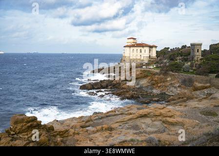 Schloss Boccale und Sandsteinfelsen von Romito während der Wintersaison in Livorno, Toskana, Italien Stockfoto