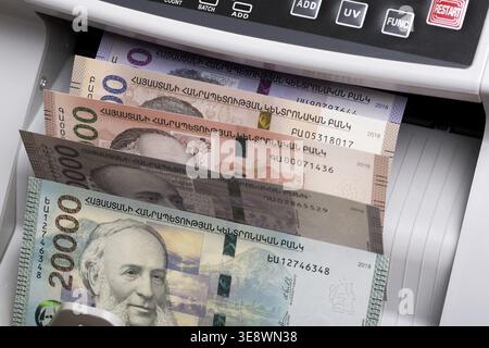 Armenisches Geld - Drag in eine Zählmaschine Stockfoto